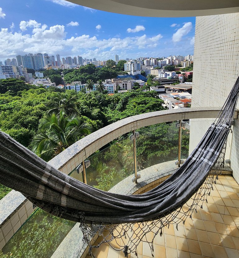 Prédio à beira-mar, no bairro do Rio Vermelho.